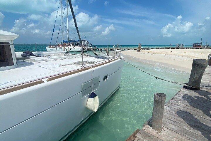 Isla Mujeres på lyxkatamaran med snorkel, öppen bar och lunch