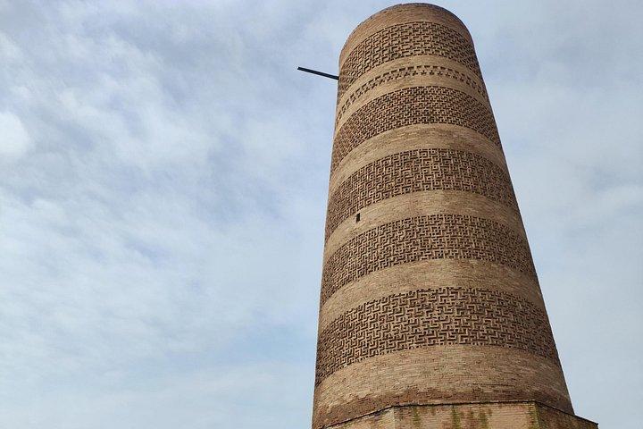 イシク・クル湖 、コノルチェク渓谷、古代ブラーナ塔