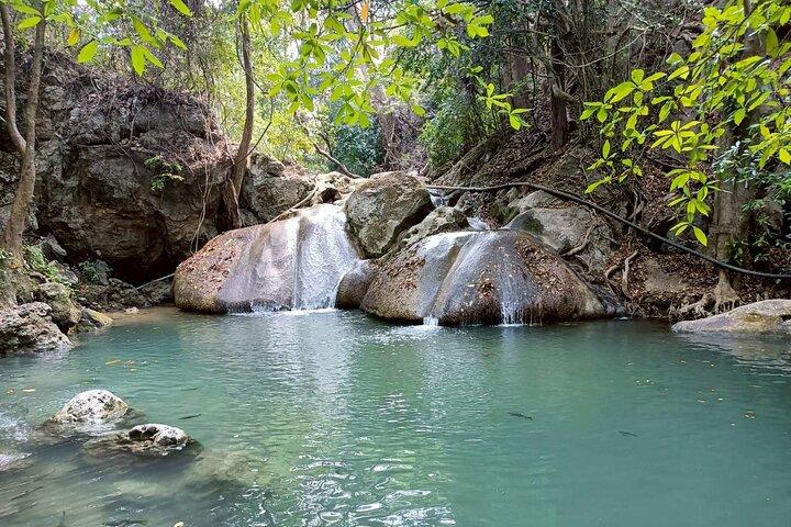 Visite privée de la cascade d'Erawan et visite en bateau à Kanchanaburi