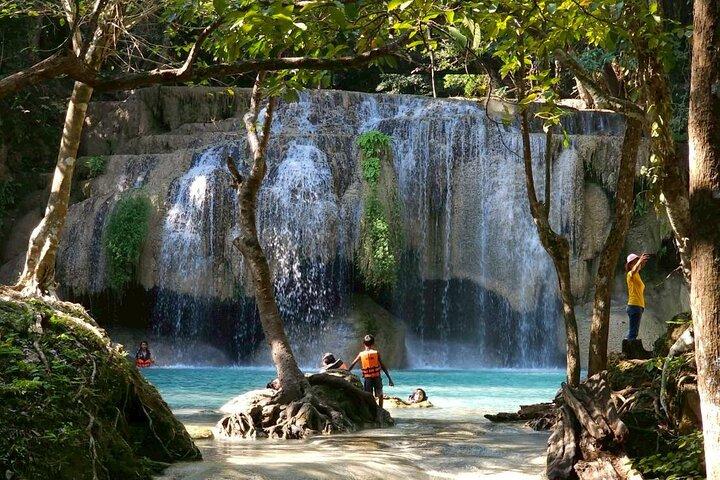 Visite privée de la cascade d'Erawan et visite en bateau à Kanchanaburi