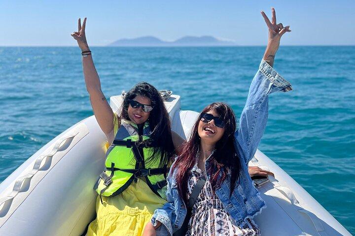 Tour privado en barco por la isla de Sazan y la cueva de Haxhi Ali