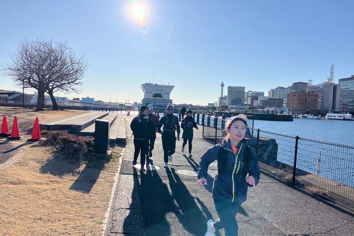 Recorrido matutino de carrera por Yokohama Carrera y desayuno Carrera matutina en Minato Mirai y Chinatown con un guía local