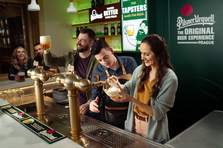 Aula de servir cerveja de Praga na Pilsner Urquell