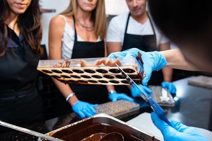 Molded Bonbons Chocolate making class in Paris (collective)