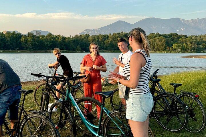 Fototapet av Tirana Cykeltur: Hållplatser för gatukonst, kultur och fotografi