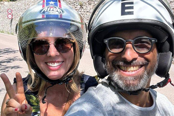 Tour privado de Vespa pela Costa Amalfitana com guia de áudio e motorista