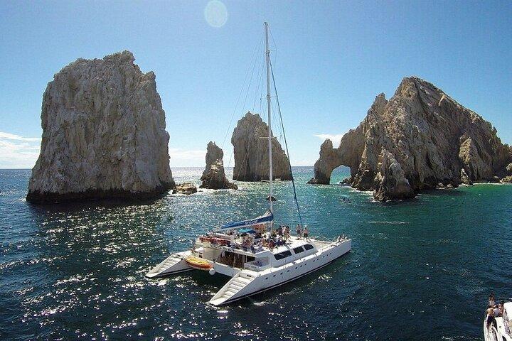 カボ・サンルーカス・カタマランクルーズ:シュノーケルまたはサンセットアドベンチャー