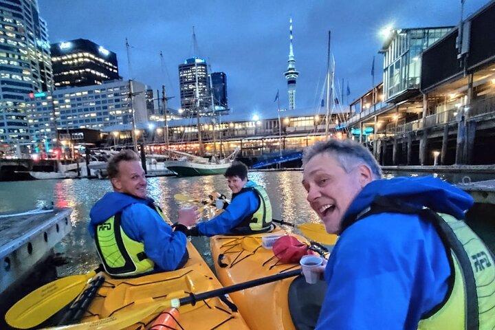 Excursion nocturne en kayak dans la ville illuminée d'Auckland