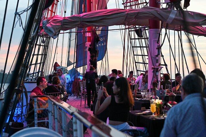 Royal Albatross - Weeknight Buffet Middag + Free-flow Vin og øl