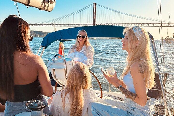 Lisboa Aventura: Tours de 2 horas Tuk-Tuk y 2 horas de vela al atardecer