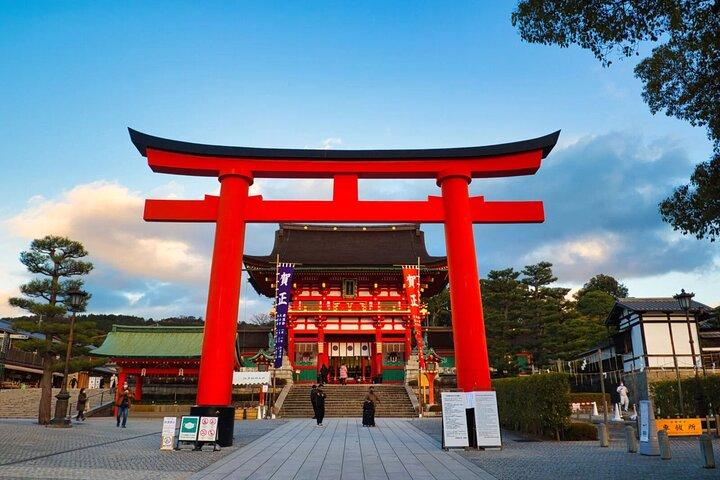 Verborgene Geheimnisse von Fushimi Inari: Bambuspfade und Sake Village