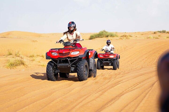 Dubai: Quad Bike Safari, Kamelen, & Kamp met BBQ Diner