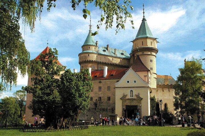 Vanuit Bratislava: Čičmany, Bojnice Paleis & Hoge Tatra Dagtour