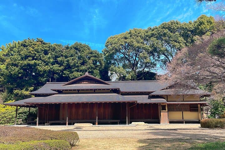 Imperial Palace to Tokyo Station Historical Walking Tour