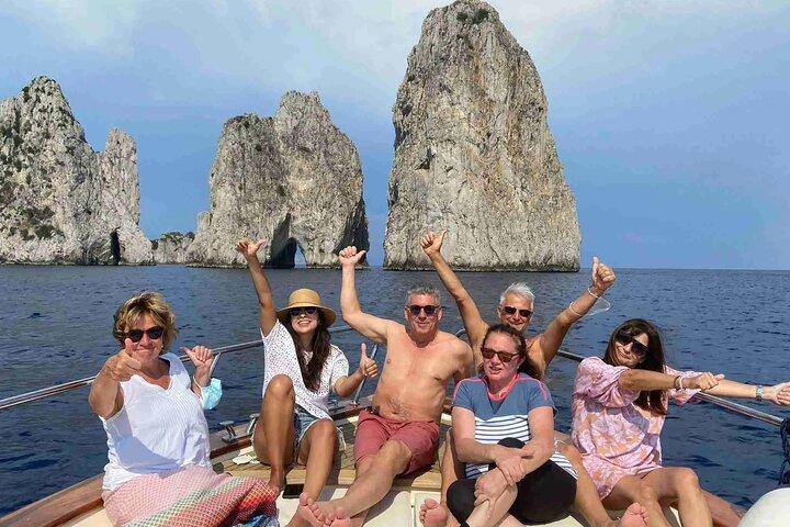 Tour compartido en barco Capri de 4 horas por la tarde : Blue Grotto & Swim