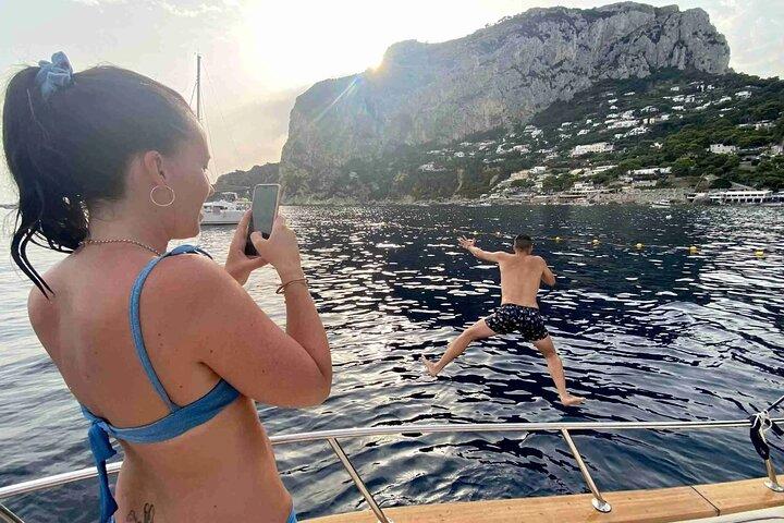 Tour compartido en barco Capri de 4 horas por la tarde : Blue Grotto & Swim