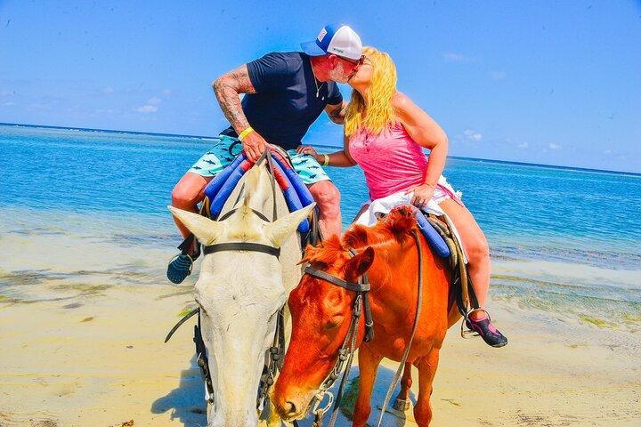 モンテゴベイからの乗馬とブルーホールアドベンチャー