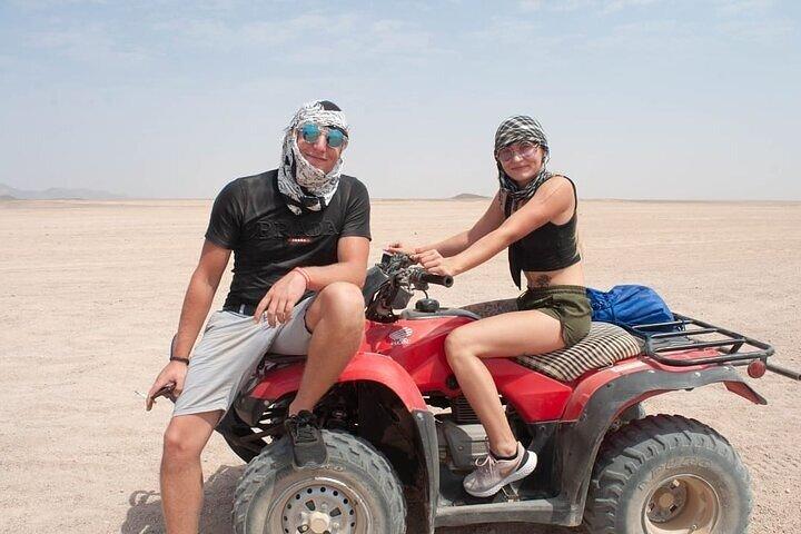 Hurghada Super Safari. 6 timers buggy, kamel ridning, middag og show.