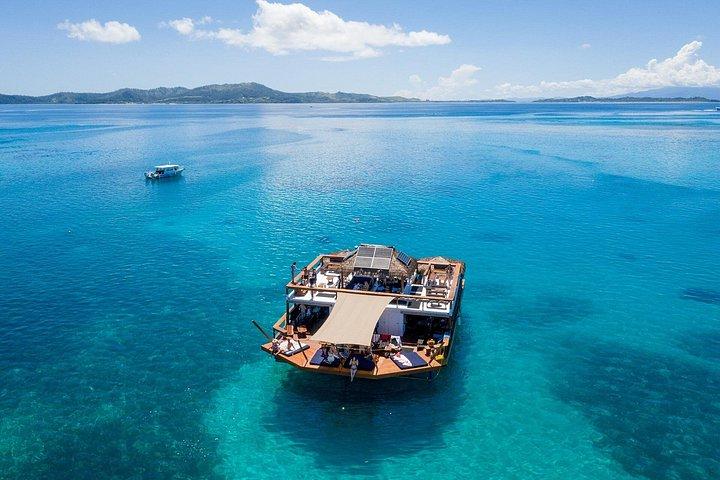 フィジー：クラウド9水上プラットフォームへの日帰り旅行（飲食を含む）