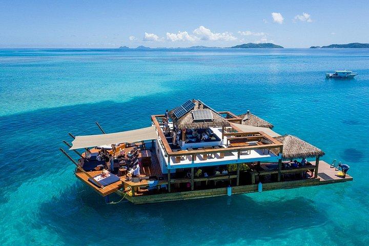フィジー：クラウド9水上プラットフォームへの日帰り旅行（飲食を含む）