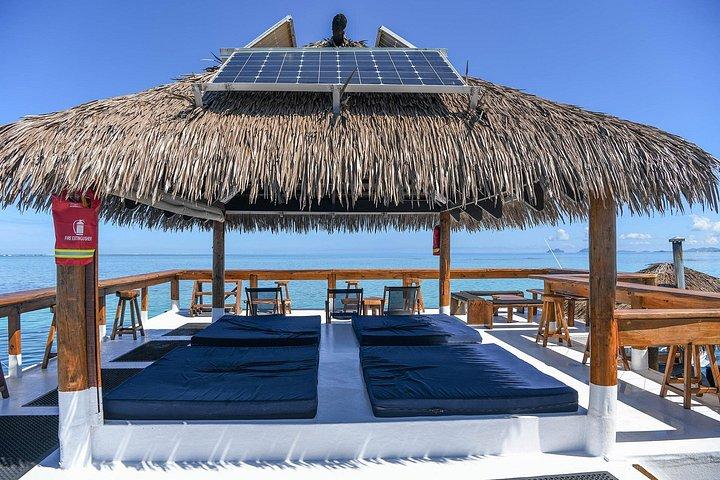 フィジー：クラウド9水上プラットフォームへの日帰り旅行（飲食を含む）