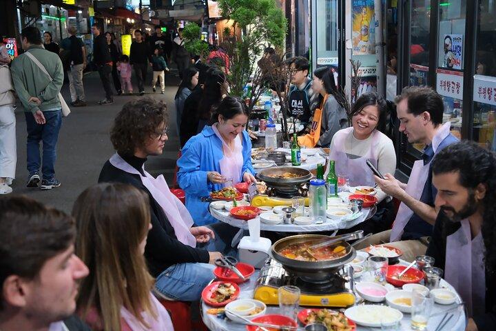 Koreansk grill med folk i Busan