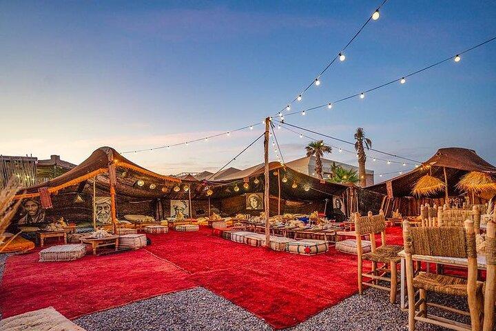 Marrakech: Sunset Dinner i Agafay Desert med Campfire og show