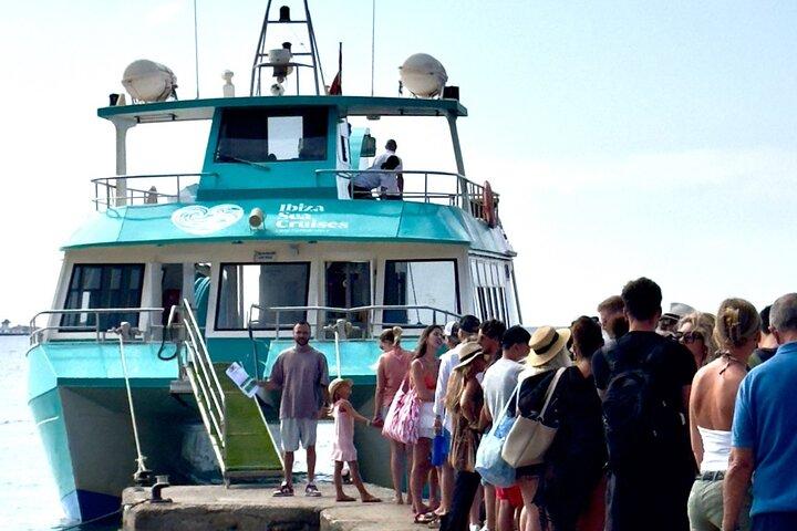 Ferry de ida e volta para Formentera saindo de Figueretas