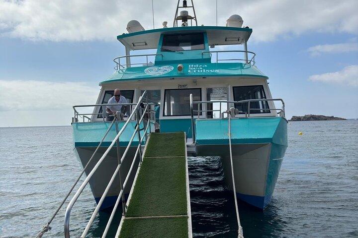 Ferry de ida e volta para Formentera saindo de Figueretas