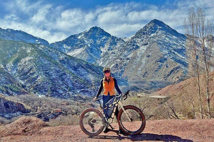 マラケシュ: ハイアトラス山脈のE-バイク日帰りツアー