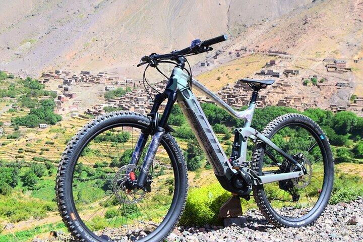 マラケシュ: ハイアトラス山脈のE-バイク日帰りツアー