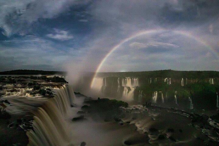 Iguazu Falls: Argentina og Brasilien med solnedgang.