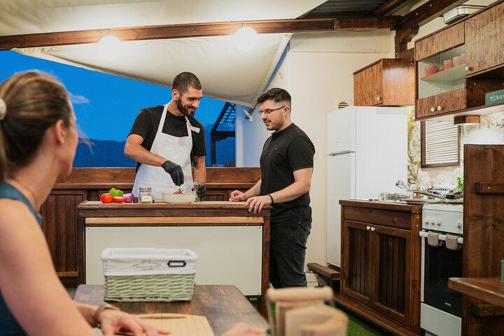 Corso di cucina e cena in un Roof Garden ad Atene