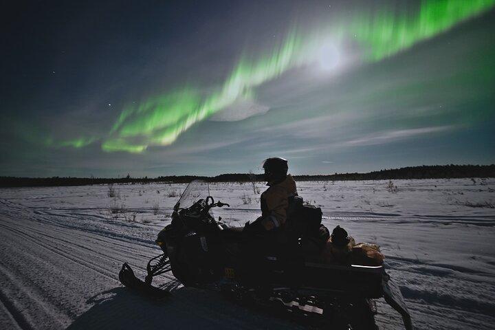 Arctic Aurora Chase en motoneige