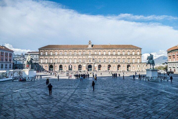 Paseo guiado por el Palacio Real de Nápoles