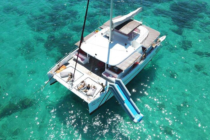 Excursión al atardecer Phi Phi Maiton en catamarán de velocidad con tobogán acuático