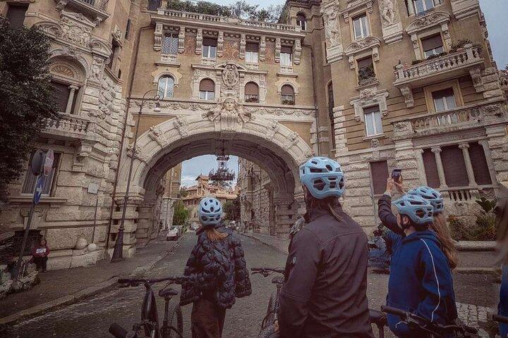 Tour en e-Bike para grupos pequeños de Roma : Villa Borghese, Villa Ada & Coppedè