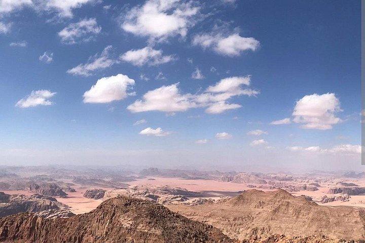 ワディラムジープツアー、ウンム・アド・ダミ登山、ベドウィン泊キャンプ