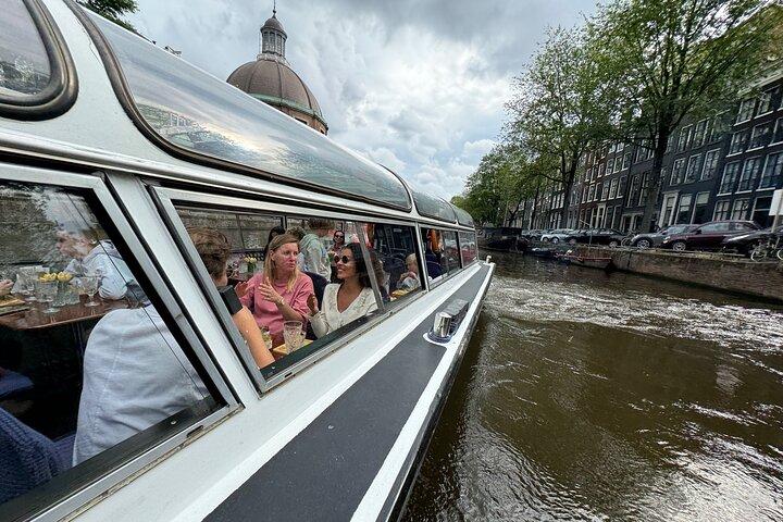 Amsterdam Classic Canal Cruise med levende guide og to drinks