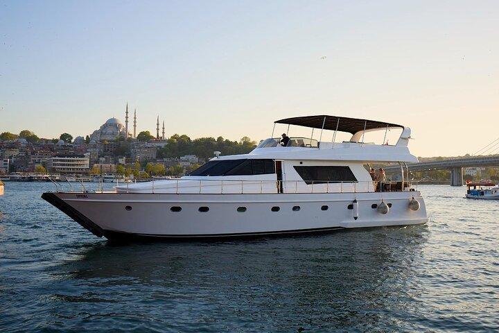 Tour privato in yacht sul Bosforo Istanbul