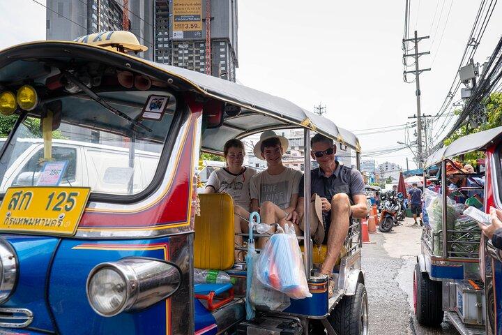 Rickshaw e caminhada nas cores da selva de Bangkok