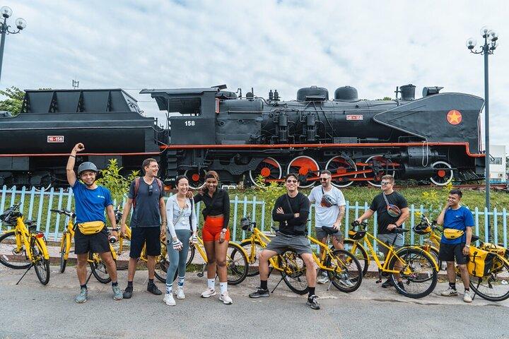 Saigon Bike Tour: Hidden Train Street, barco e templo flutuante