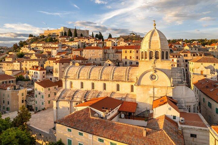 Privé dagtocht: Split naar Sibenik, Zadar, lokale Engelse chauffeur