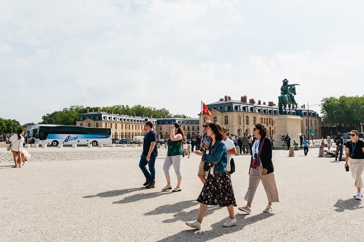 From Paris: Versailles Palace Live Tour with Gardens Access