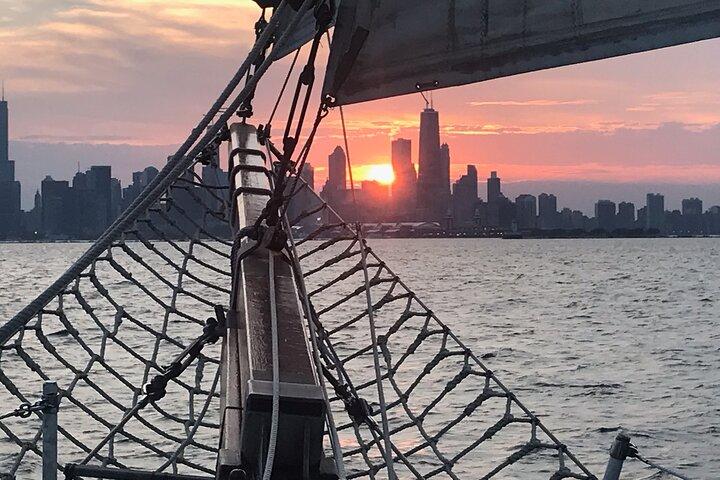 Naviga su Tall Ship Windy, unisciti a noi per la nostra "Chicago Skyline Sail"