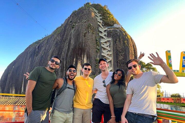 Guatapé PREMIUM Tour : Rocher, bateau de luxe, repas et lamas