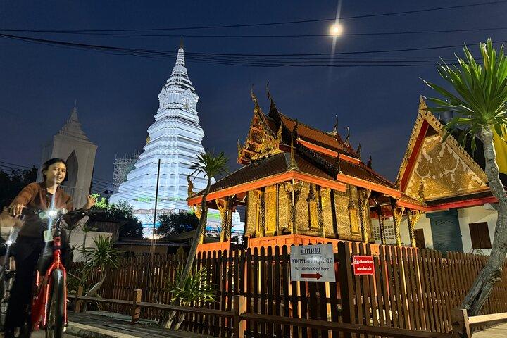 Bangkok Night Bike Tour – Street Food & Thonburi After Dark