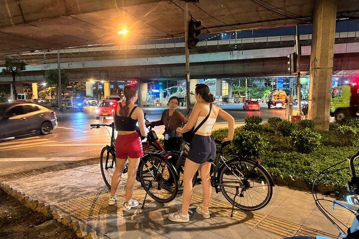Bangkok Night Bike Tour – Street Food & Thonburi After Dark