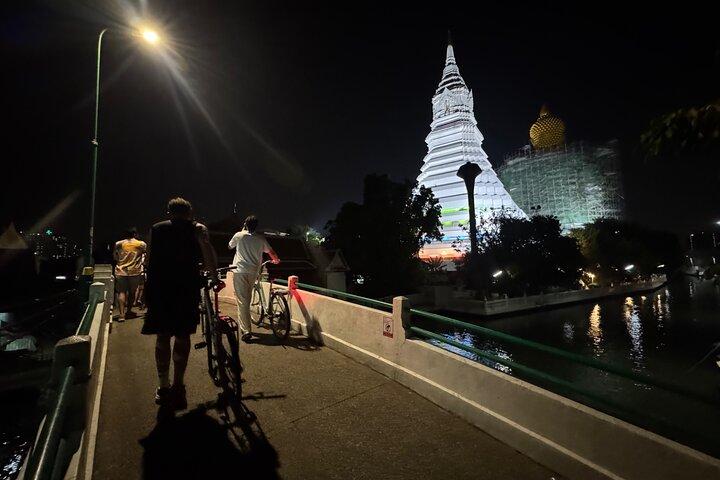 Bangkok Night Bike Tour – Street Food & Thonburi After Dark