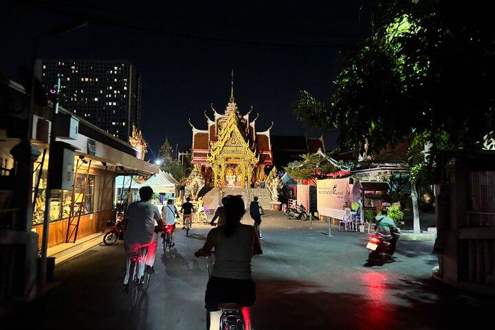 Bangkok: Découvrez Thonburi de nuit: Soirée City Bike Tour